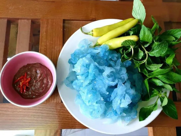 Con nuốc Huế ăn kèm với mắm ruốc, rau thơm