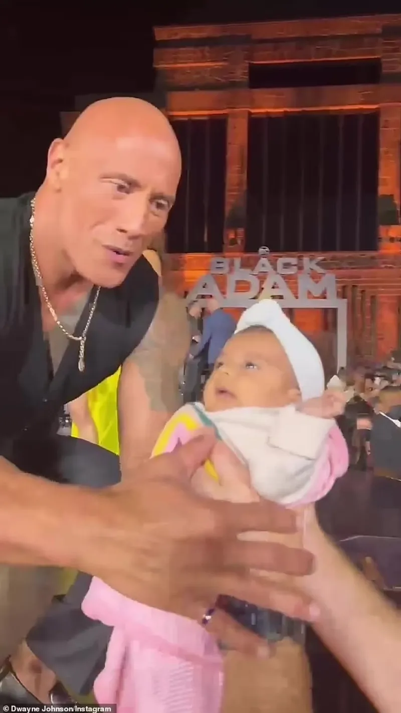 Dwayne Johnson phân bua chuyện bé sơ sinh được chuyền tay trong đám đông - 2
