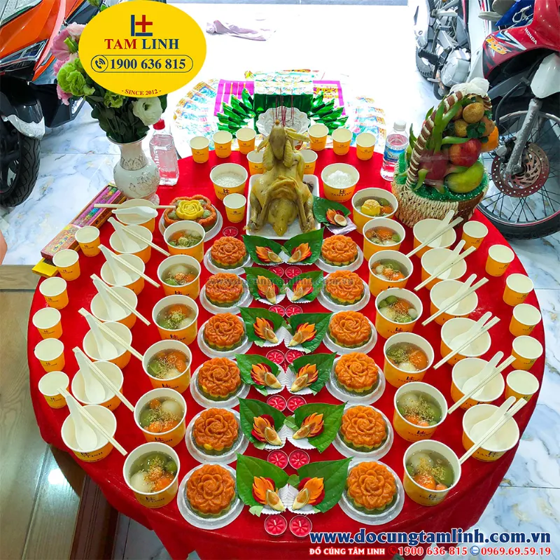 Gia đình làm lễ cúng thôi nôi cho bé