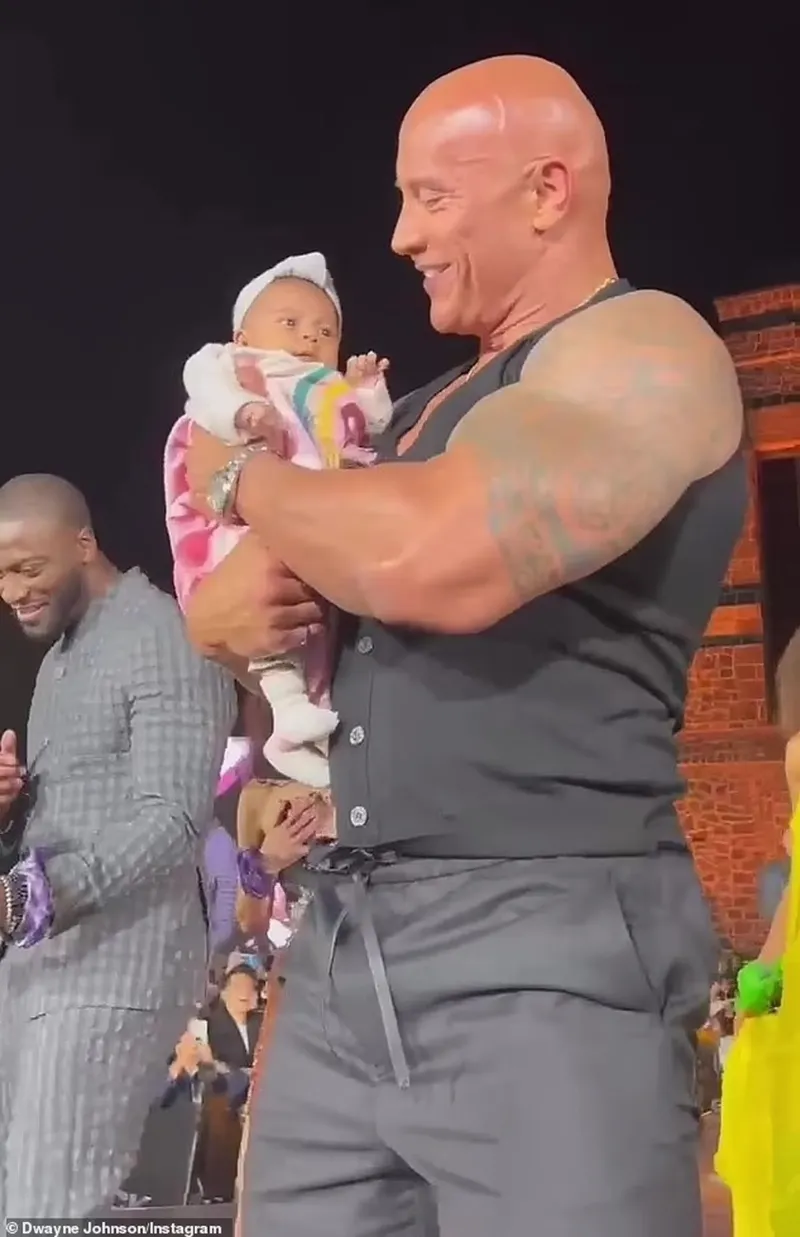 Dwayne Johnson phân bua chuyện bé sơ sinh được chuyền tay trong đám đông - 1