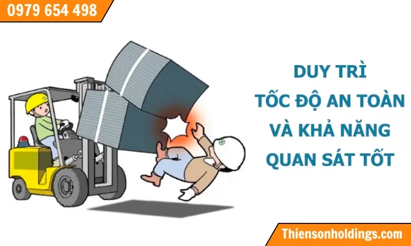 Quan sát và duy trì tốc độ an toàn để tránh va chạm với người xung quanh