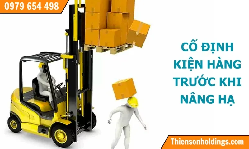 Hàng hóa nên được sắp xếp đúng cách và cố định, tránh rơi xuống gây nguy hiểm cho người lao động