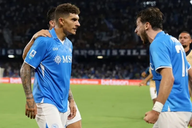 Antonio Conte ăn mừng chiến thắng