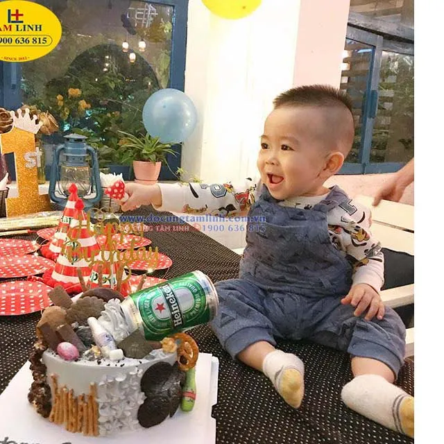 Người thân lì xì cho bé