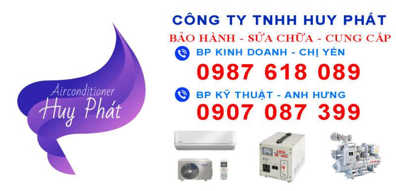 Một kỹ thuật viên đang kiểm tra lọc khí trên máy nén khí không dầu trong xưởng, minh họa quy trình bảo dưỡng định kỳ