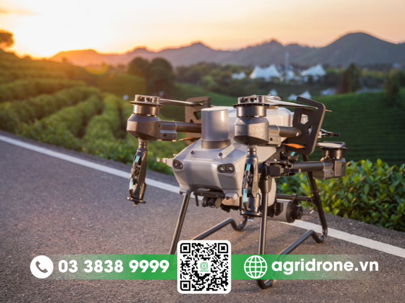 Hình ảnh minh họa cách bảo quản drone và pin, ví dụ lau chùi, cất giữ trong hộp, kiểm tra cánh quạt để hướng dẫn người dùng chăm sóc thiết bị sau khi biết drone là gì