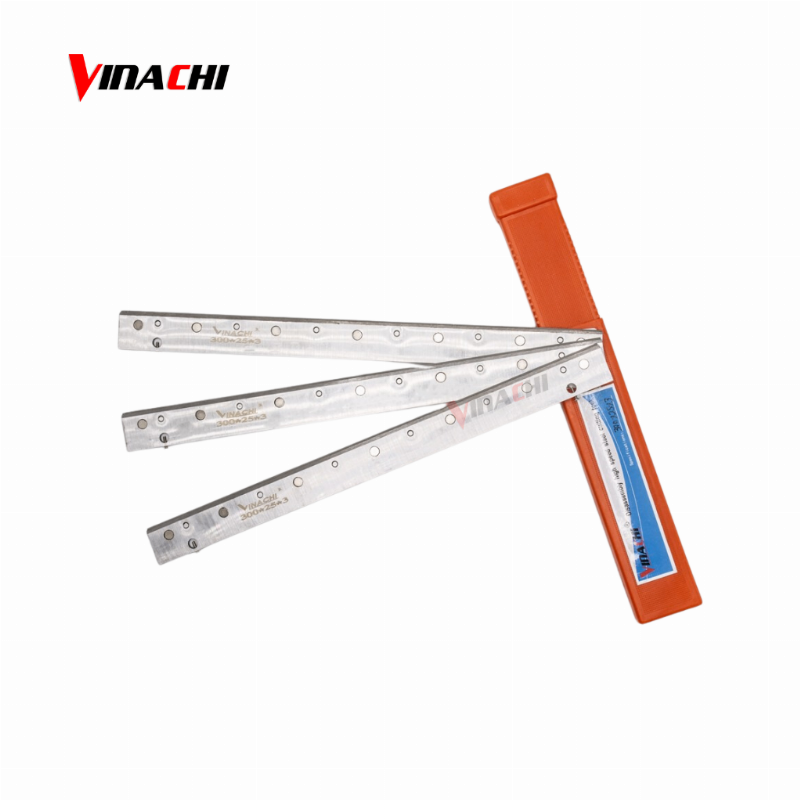 Người thợ đang dùng bàn chải để làm sạch bụi bẩn trên thân máy cắt đá sau khi sử dụng