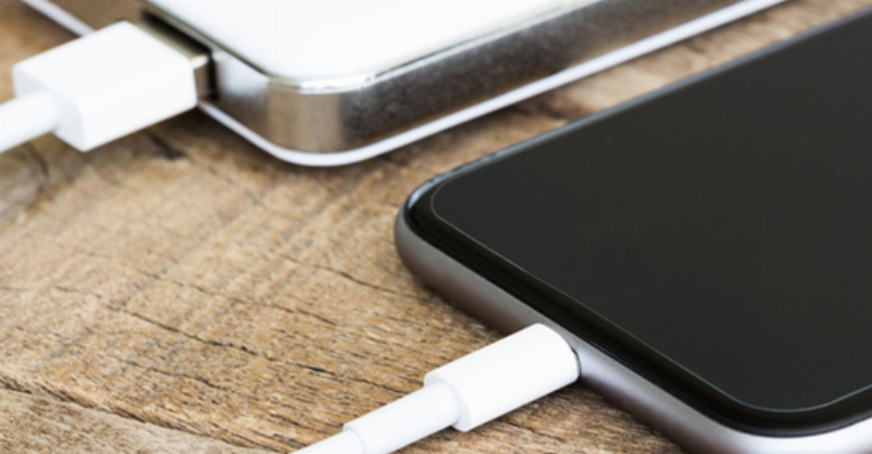 Hình ảnh minh họa ổ cắm điện đa năng được cuộn dây gọn gàng và cất trong hộp hoặc túi nhỏ