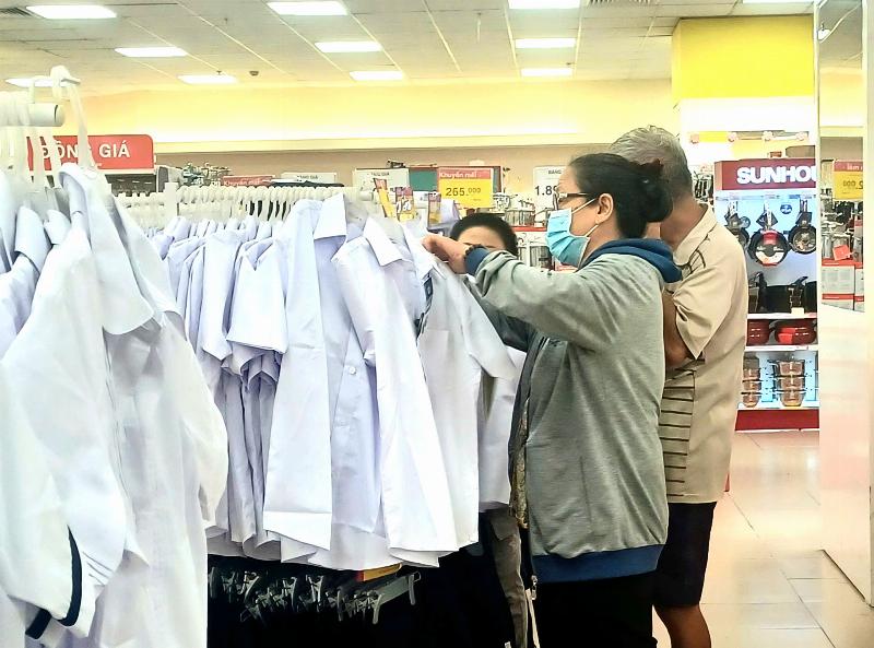 Các loại áo đồng phục khác nhau được trưng bày