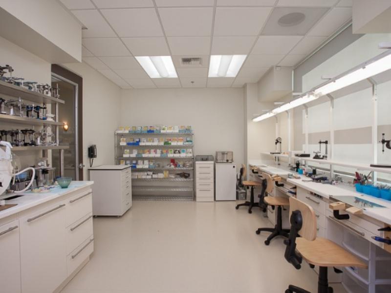 Một ảnh ghép minh họa nhiều ứng dụng của máy nén khí không dầu: phòng khám nha khoa, dây chuyền đóng gói thực phẩm, xưởng sơn, phòng thí nghiệm