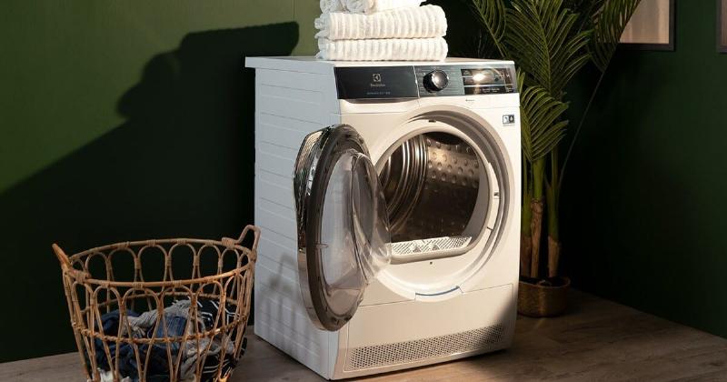 Hướng dẫn chi tiết các yếu tố cần xem xét khi chọn mua máy hút bụi gia đình, bao gồm lực hút, bộ lọc, kiểu dáng và tính năng