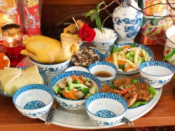 Để cúng 100 ngày cho người mất bạn có thể chuẩn bị một mâm cơm đơn giản tương tự như bữa ăn hàng ngày