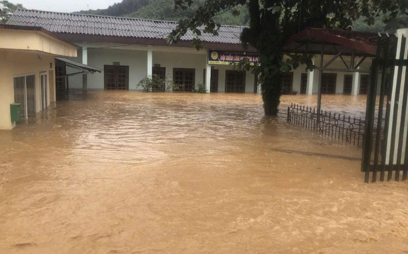 Hinh anh duong pho bi ngap lut sau mot tran mua dong lon