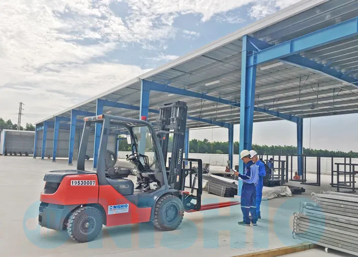 alt text: Xe nâng là thiết bị vô cùng đắc lực