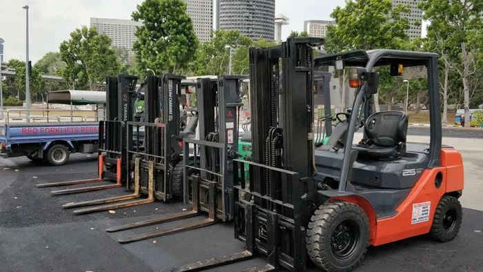 alt text: Lựa chọn phương án thuê xe nâng phù hợp đem lại hiệu quả kinh tế cao