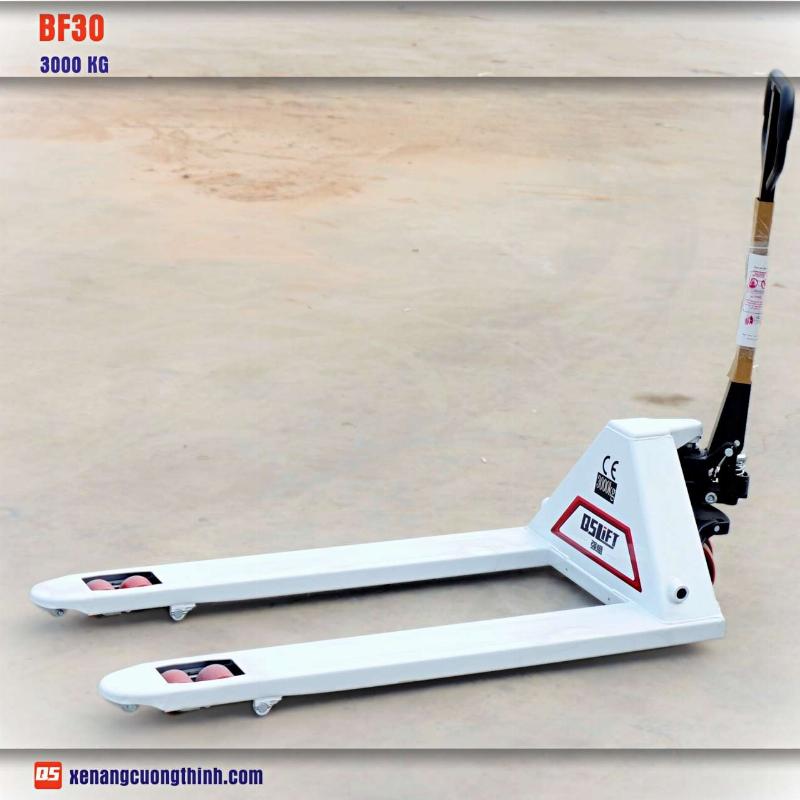 Minh họa các yếu tố cần cân nhắc khi chọn xe nâng tay đôi: tải trọng, kích thước, môi trường