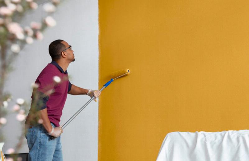 Hình ảnh minh họa công đoạn chuẩn bị bề mặt tường trước khi sơn: làm sạch, sửa lỗi, che chắn bằng băng dính và bạt