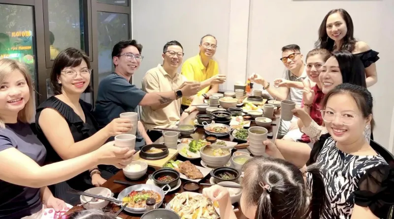 Thực khách thưởng thức cơm đốt thố tại nhà hàng