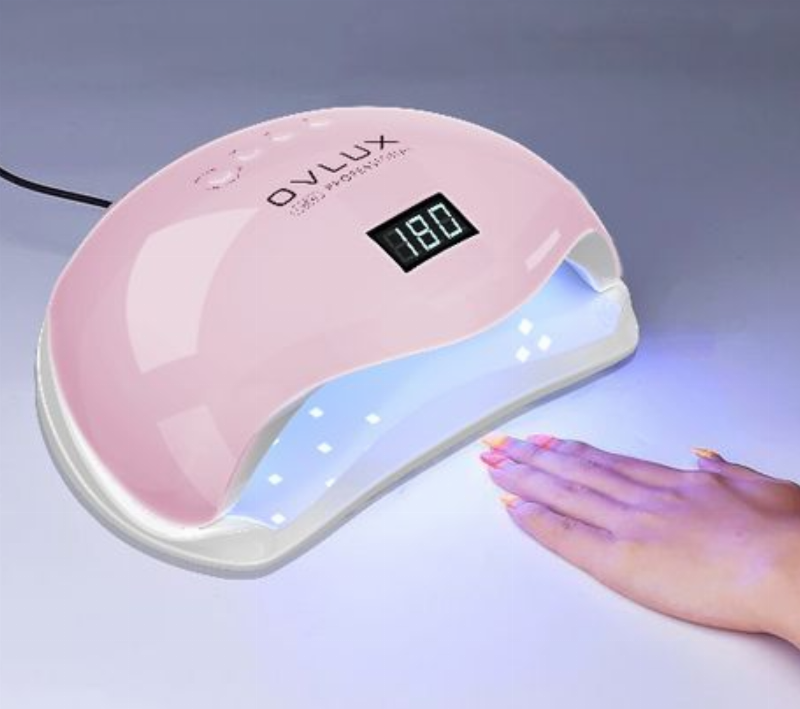 Hình ảnh minh họa một người thợ đang sử dụng đèn đội đầu để làm việc trong không gian hẹp, thiếu sáng, thể hiện tính tiện lợi và hiệu quả của đèn đội đầu trong công việc