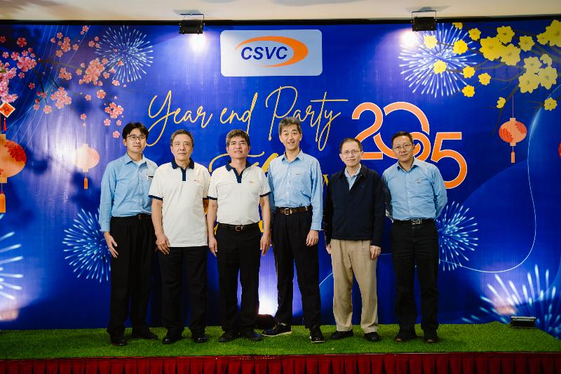 Hình ảnh đội ngũ nhân viên công ty tham gia hoạt động team building hoặc buổi liên hoan, thể hiện sự sum họp, gắn kết ngoài công việc