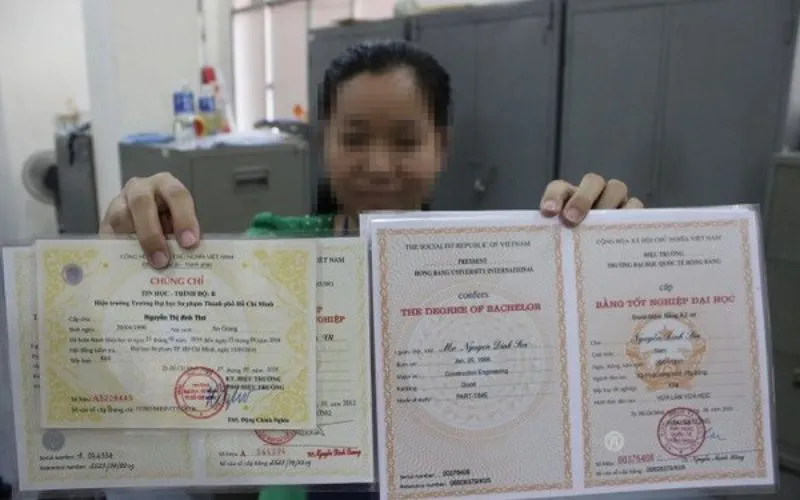 Dựa vào con dấu của tổ chức cấp chứng chỉ để nhận biết thật giả