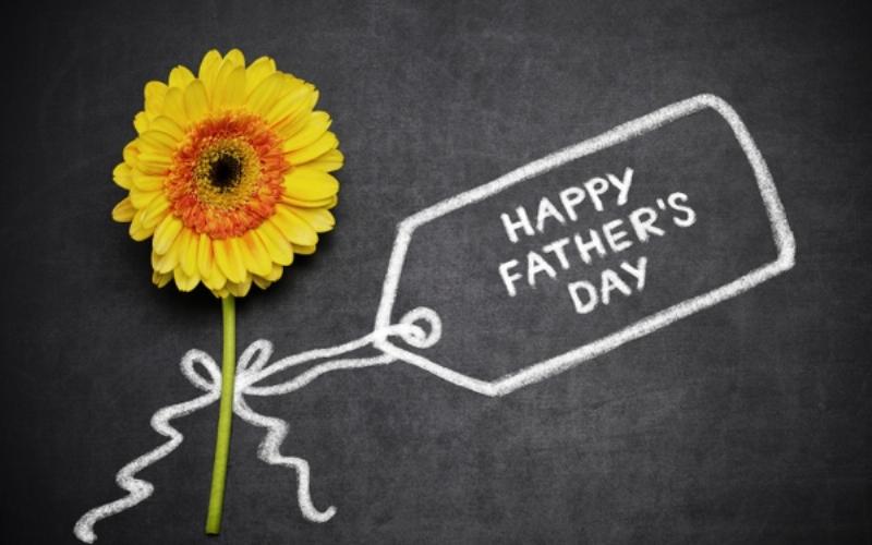 Một gia đình quây quần bên bữa ăn mừng ngày của cha là ngày mấy