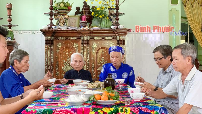 Hình ảnh gia đình sum họp ấm áp bên bữa cơm truyền thống Việt Nam dịp Tết