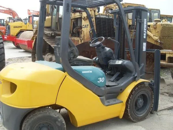 alt text: Xe nâng cũ qua sử dụng, đời cao