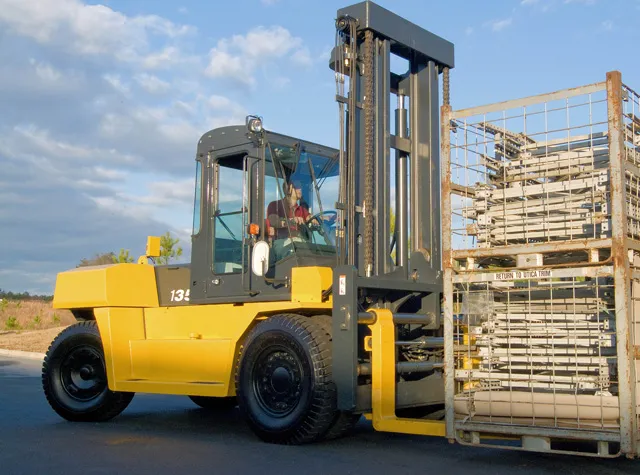 alt text: Xe nâng dầu mạnh mẽ, dễ sử dụng