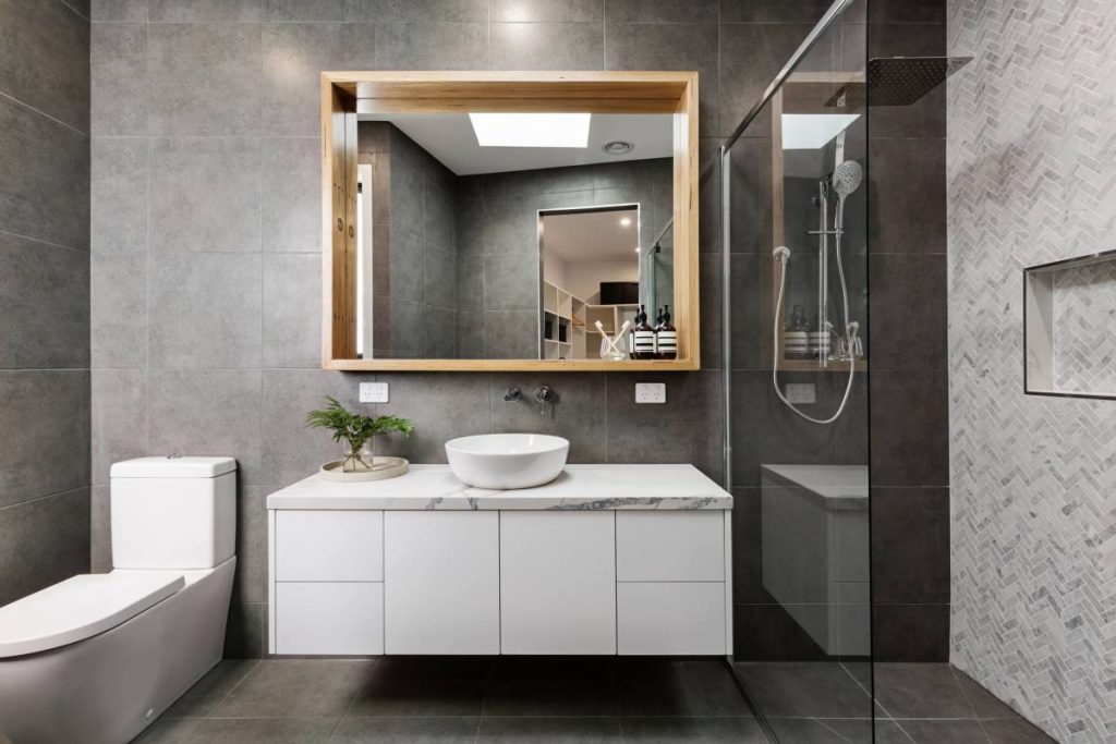 Góc khuất vệ sinh khách sạn: Dùng khăn tắm lau bồn cầu