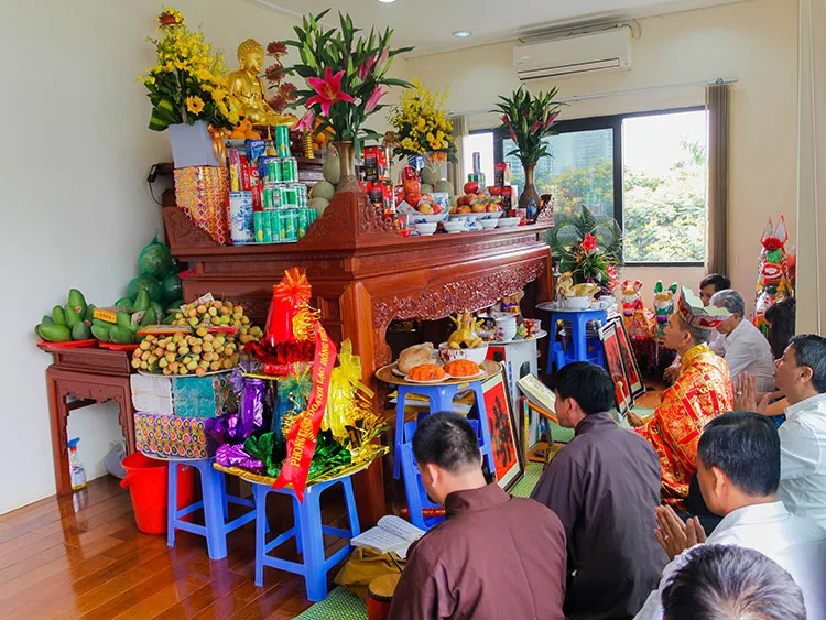 Thắp hương bàn thờ thần tài, thổ địa