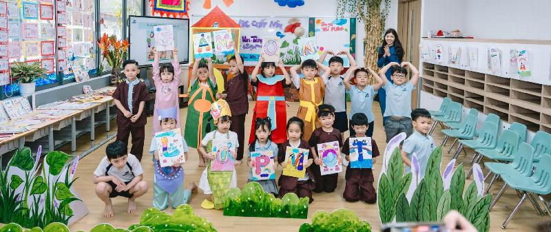 Một chồng hồ sơ và giấy tờ chuẩn bị cho việc nộp mẫu đơn xin nhập học lớp 1