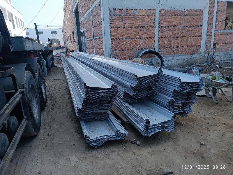 Hướng dẫn trực quan cách chọn vít bắn tôn phù hợp với loại xà gồ (thép, gỗ) và môi trường (gần biển, bình thường) cho mái tôn.