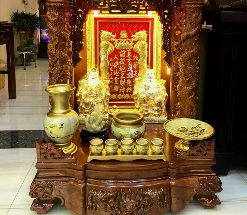 Alt: Lau dọn bàn thờ Thần Tài sạch sẽ trước khi cúng