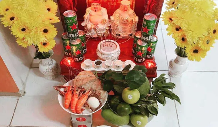 Alt: Mâm cúng Tam Sên gồm tôm, trứng và thịt heo