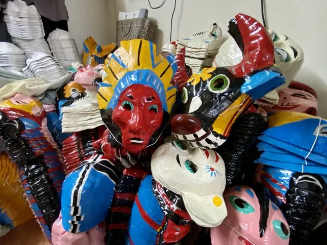 Mặt nạ giấy bồi truyền thống đang dần bị mai một bởi đồ chơi hiện đại.