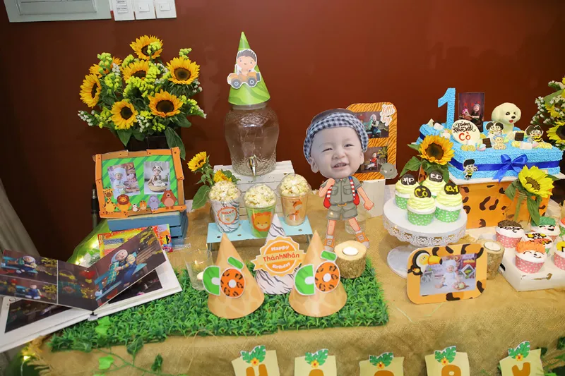 Bé ngồi trong mâm cúng thôi nôi