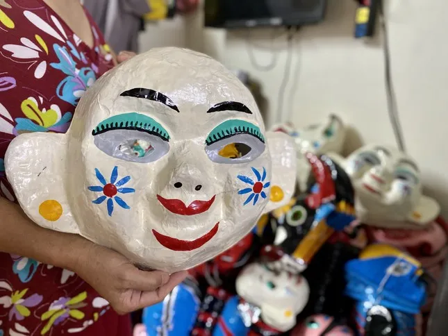 Mặt nạ giấy bồi hoàn chỉnh có giá dao động từ 30.000 - 100.000 đồng.