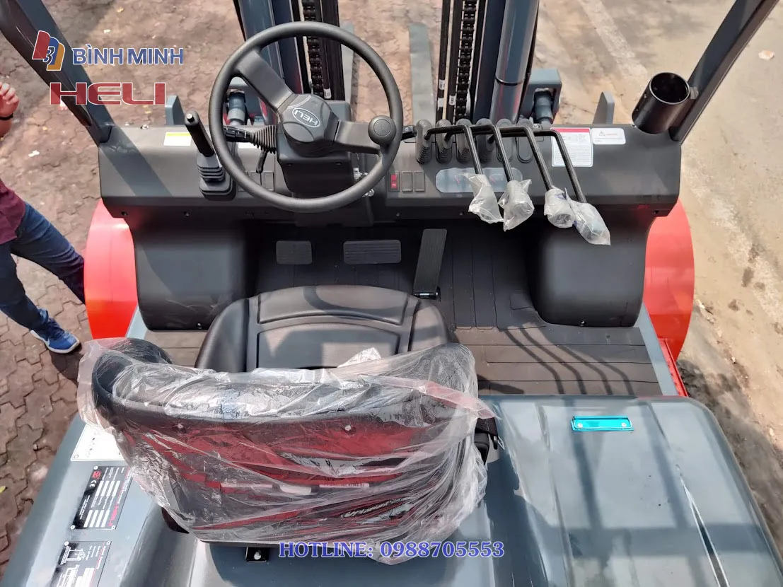 Khoang lái xe nâng Heli 6 tấn