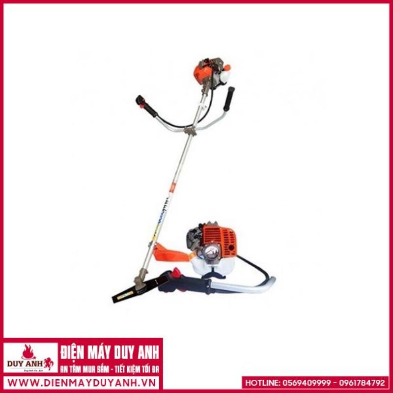 Một người đang kiểm tra bộ phận lưỡi cắt và tấm chắn bảo vệ của máy phát cỏ Husqvarna trước khi sử dụng, nhấn mạnh việc kiểm tra an toàn trước vận hành.