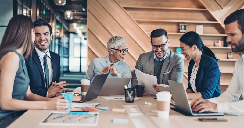 Một người đang xem xét thông số kỹ thuật trên máy nén khí không dầu tại một cửa hàng, minh họa các yếu tố cần lưu ý khi lựa chọn