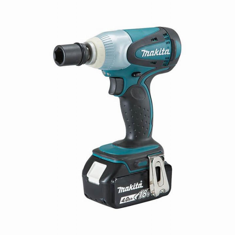 Nguoi tho kiem tra may va chuan bi phu kien truoc khi dung may siet bu long Makita