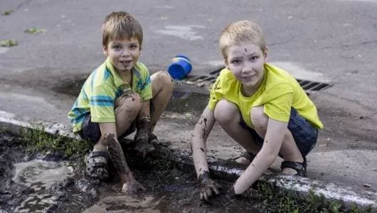 Trẻ em chơi đùa ngoài trời