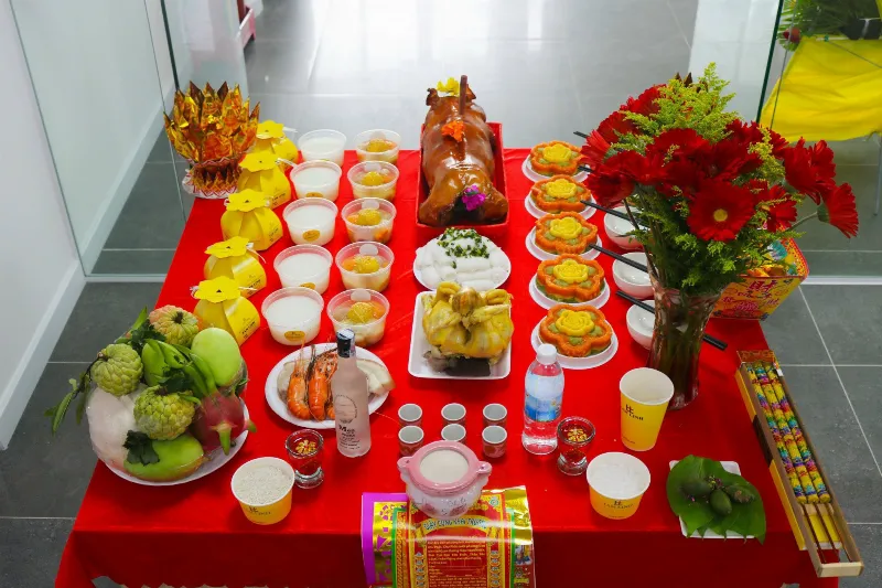 Mâm cúng khai trương heo sữa quay, gà luộc, xôi chè lớn