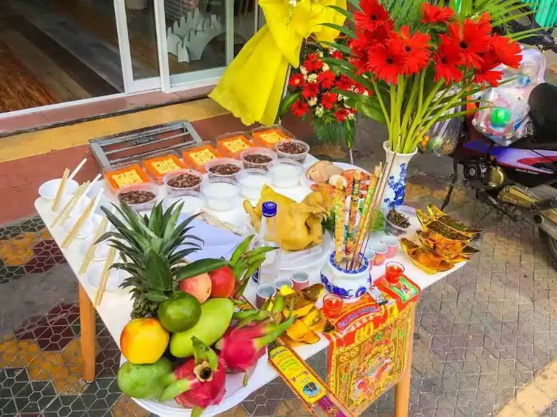 Mâm cúng khai trương gà luộc, xôi chè nhỏ