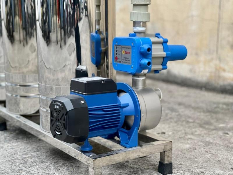 Hình ảnh máy bơm nước đẩy cao cho gia đình giải quyết vấn đề áp lực nước yếu