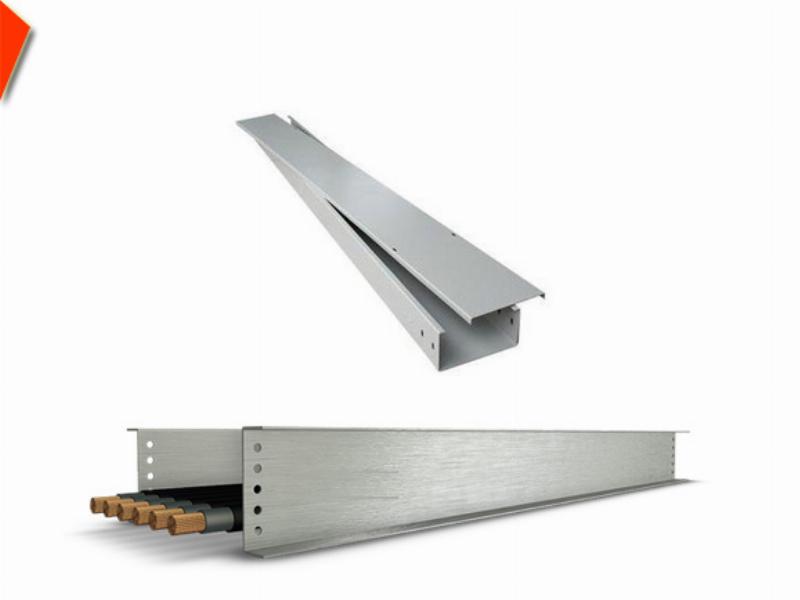 Hình ảnh minh họa việc quản lý dây cáp gọn gàng xung quanh ổ cắm điện đa năng