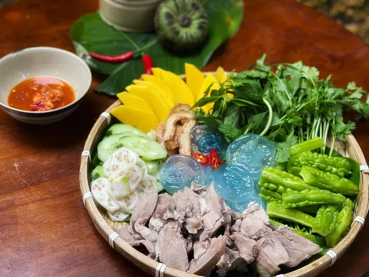 Một &quot;cư dân mạng&quot; chế biến món nuốc sống, ăn kèm mướp đắng, xoài, chuối chát, dưa leo, rau thơm, trái vả, húng lủi và thịt heo