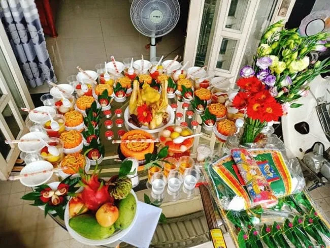 alt: Chuẩn bị lễ vật cúng đầy tháng