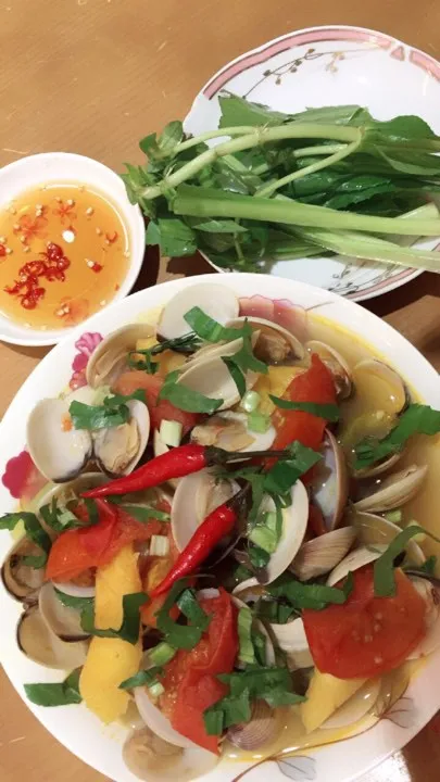 Nguyên liệu tươi ngon cho món canh nghêu nấu chua - Ảnh 2.